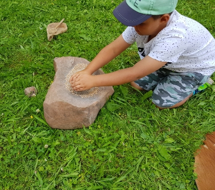 dziecko trzymające kamień